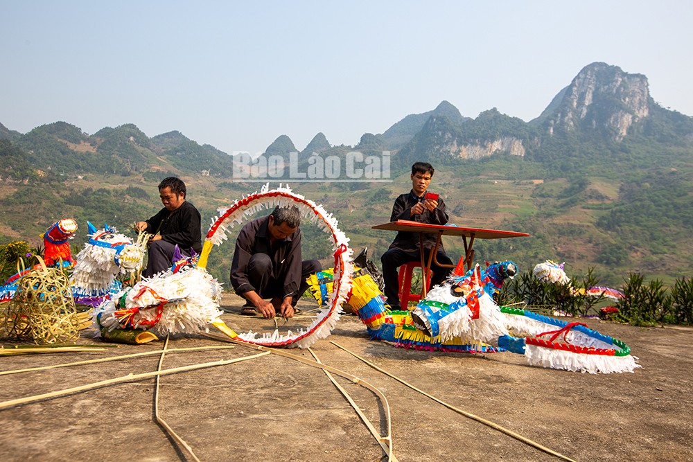 Độc đáo điệu múa ngựa giấy của người Nùng Dín ảnh 1