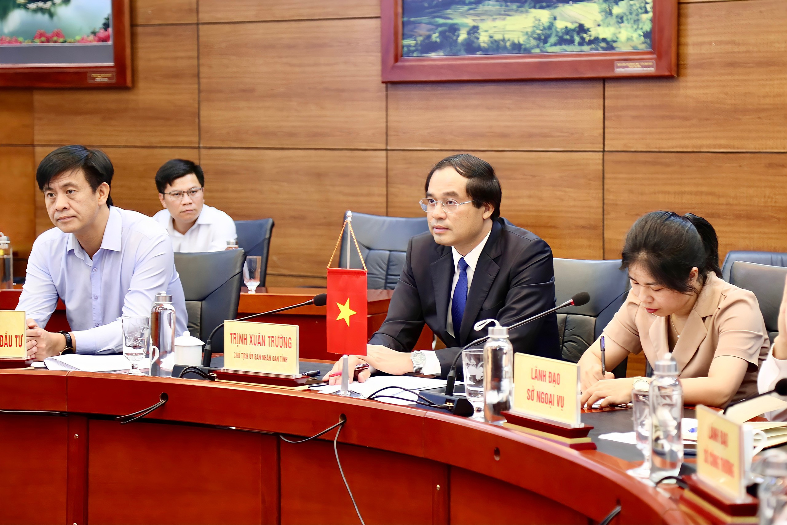 Chủ tịch UBND tỉnh Trịnh Xuân Trường tiếp và làm việc với Đoàn Chủ tịch Hiệp hội Kinh tế Văn hóa Hàn Quốc - Việt Nam ảnh 2 Chủ tịch UBND tỉnh Trịnh Xuân Trường tiếp và làm việc với Đoàn Chủ tịch Hiệp hội Kinh tế Văn hóa Hàn Quốc - Việt Nam ảnh 2