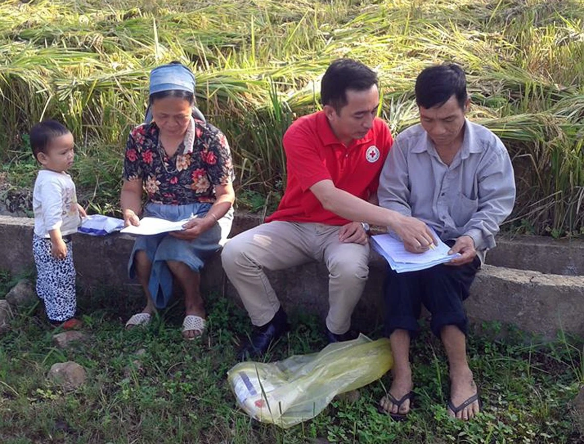 Vận động người dân tham gia các hoạt động nhân đạo. Vận động người dân tham gia các hoạt động nhân đạo.