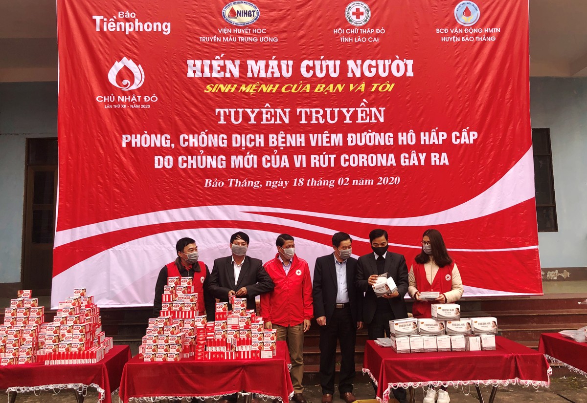 Hội Chữ thập đỏ tỉnh phối hợp tổ chức tuyên truyền hiến máu và phòng, chống dịch Covid-19.