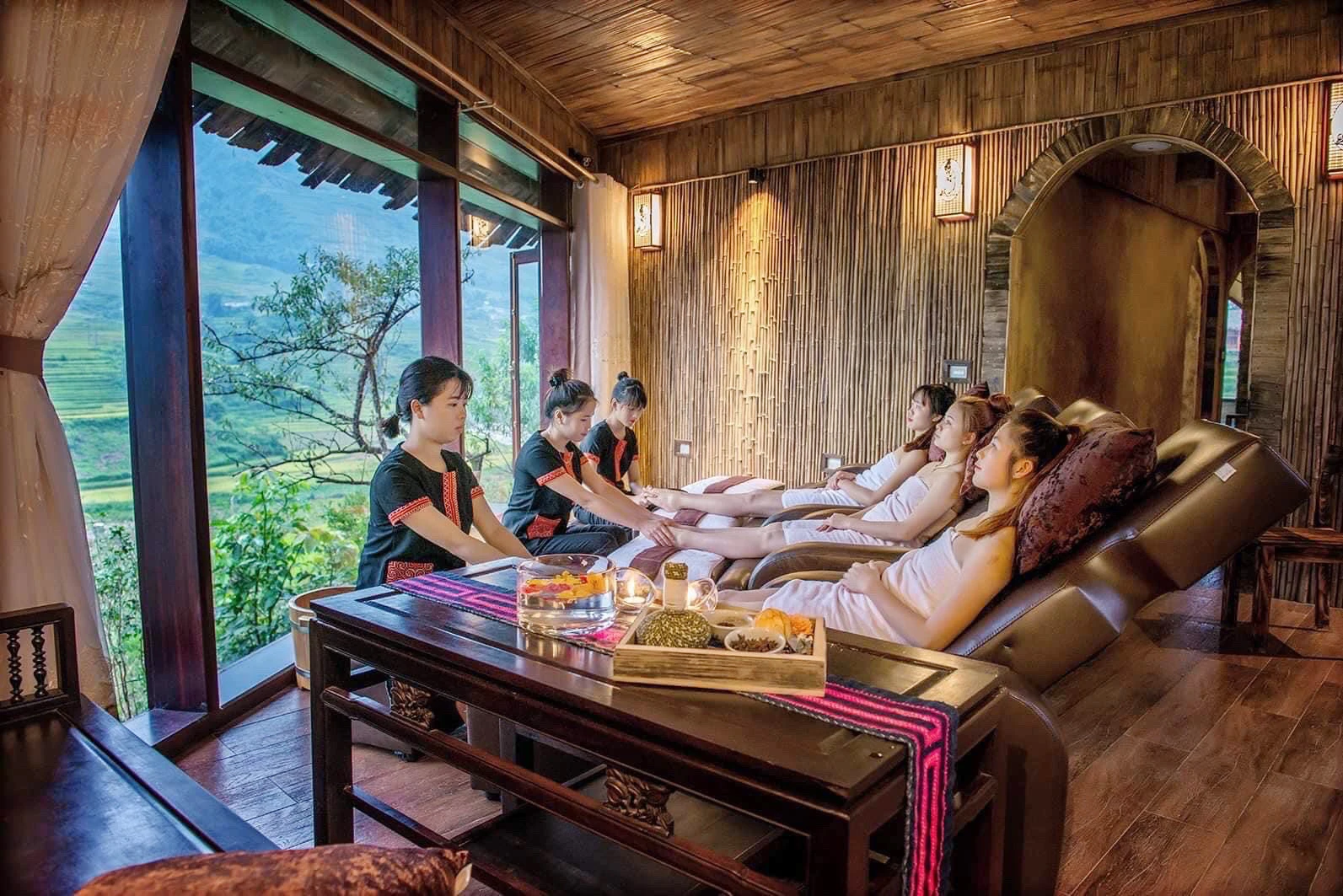 Du khách trải nghiệm dịch vụ chăm sóc sức khỏe tại La Dao Spa & Coffe House homestay.