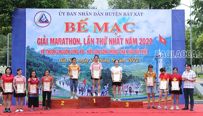 Bế mạc Giải chạy bán Marathon “Về thượng nguồn Lũng Pô - Nơi con sông Hồng chảy vào đất Việt” năm 2022 ảnh 10