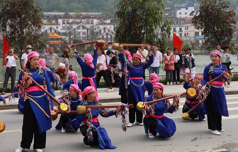 Thời tiết Sa Pa thuận lợi để diễn ra các hoạt động biểu diễn nghệ thuật đường phố. Biểu diễn múa của người Giáy. Trang phục của người Tày năm nay được thêm nhiều chi tiết mới.