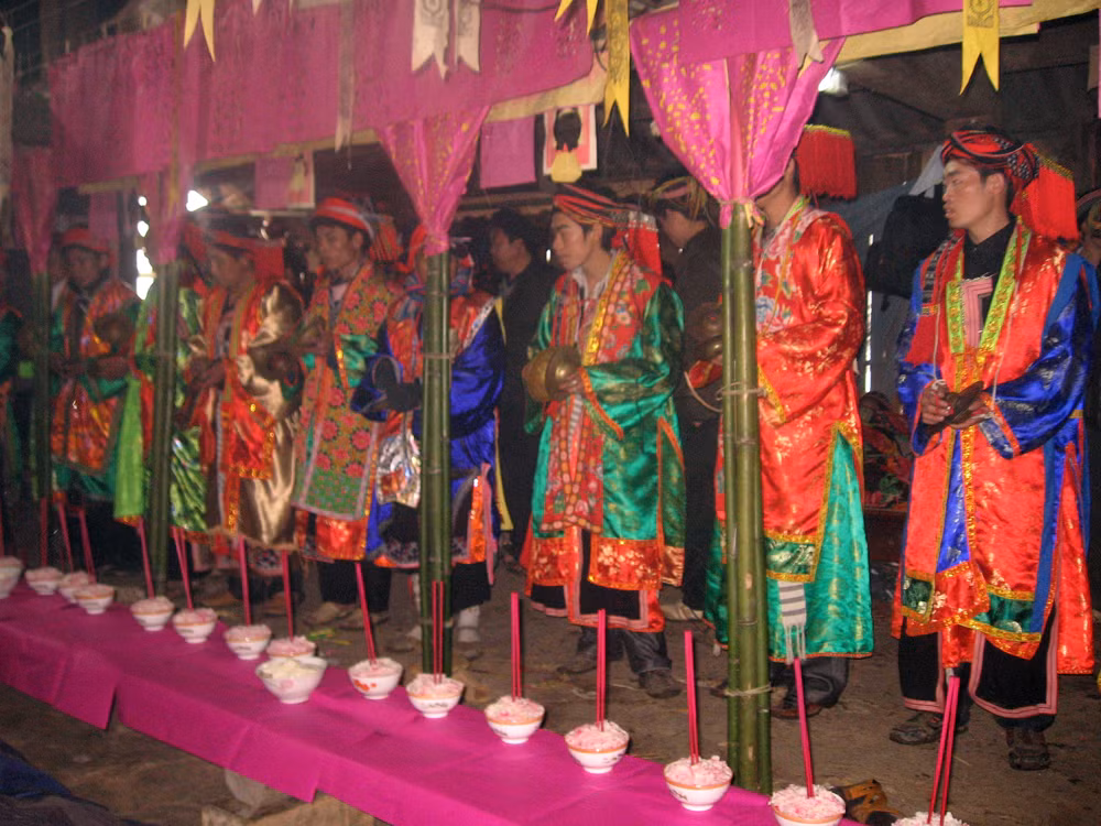 Thực hiện các nghi lễ trong lễ cấp sắc. Thực hiện các nghi lễ trong lễ cấp sắc.