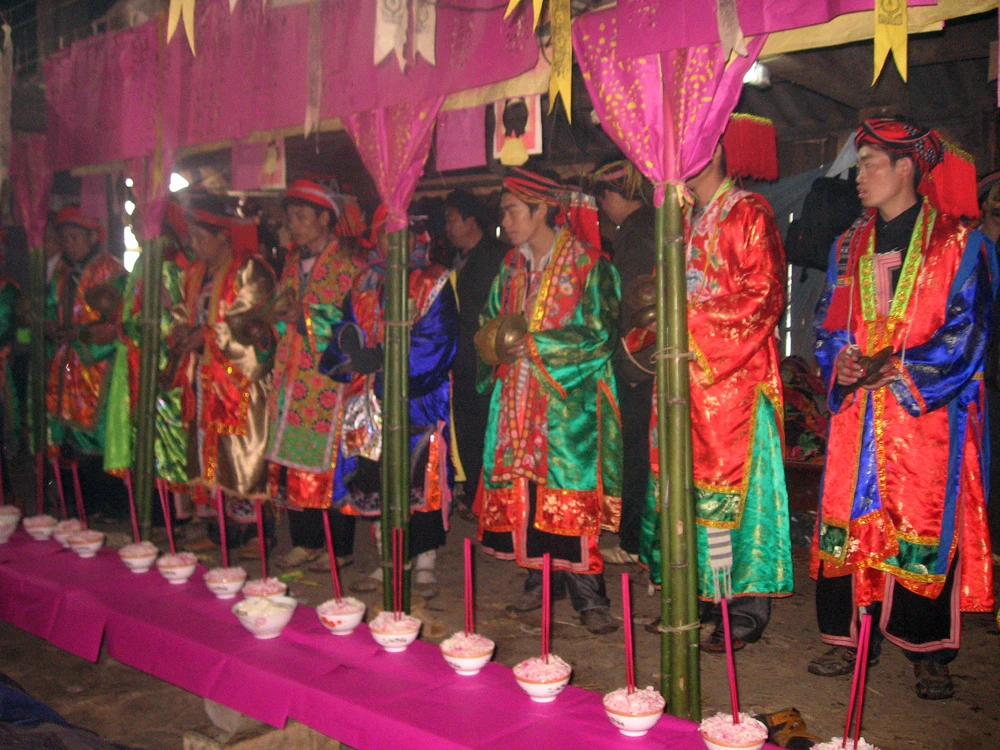 Thực hiện các nghi lễ trong lễ cấp sắc.