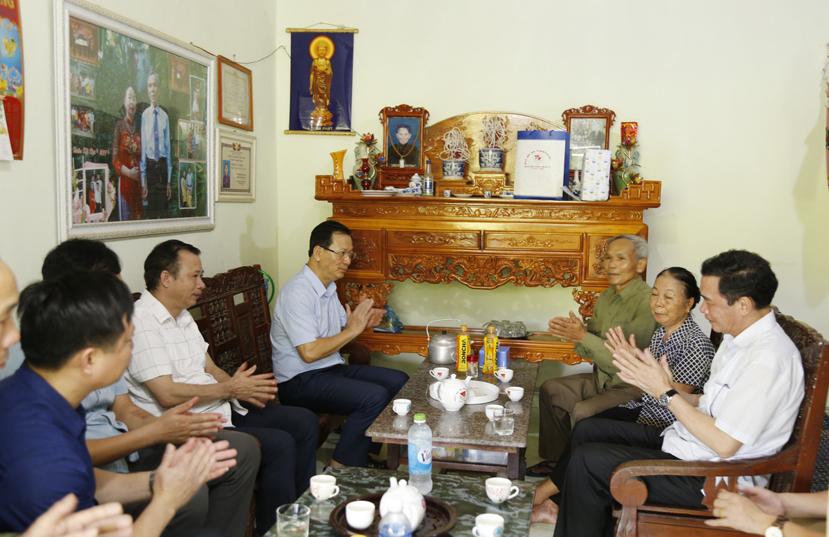 Phó Chủ tịch Thường trực UBND tỉnh Hoàng Quốc Khánh thăm, tặng quà gia đình chính sách huyện Bảo Yên ảnh 4