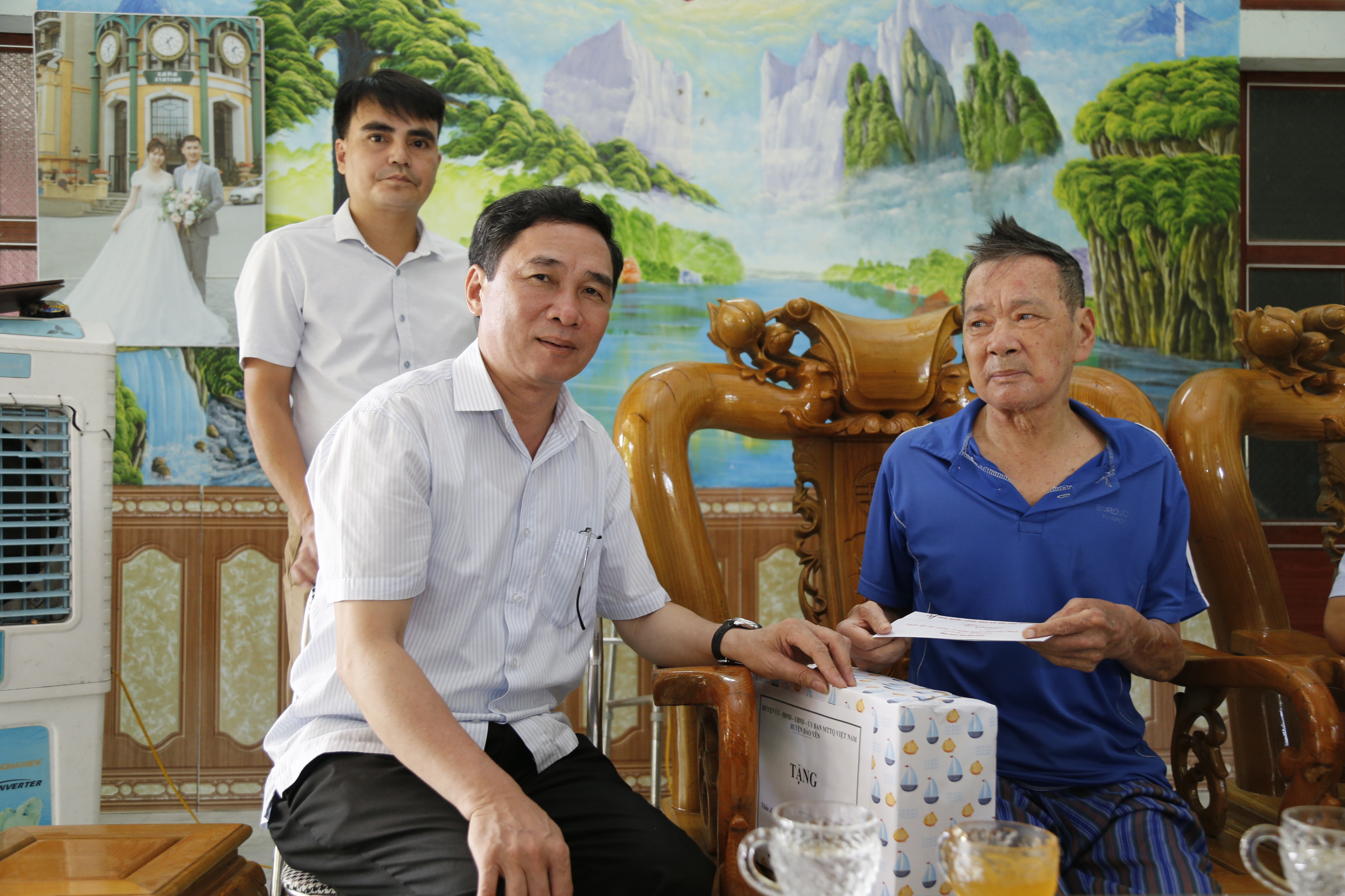 Phó Chủ tịch Thường trực UBND tỉnh Hoàng Quốc Khánh thăm, tặng quà gia đình chính sách huyện Bảo Yên ảnh 3