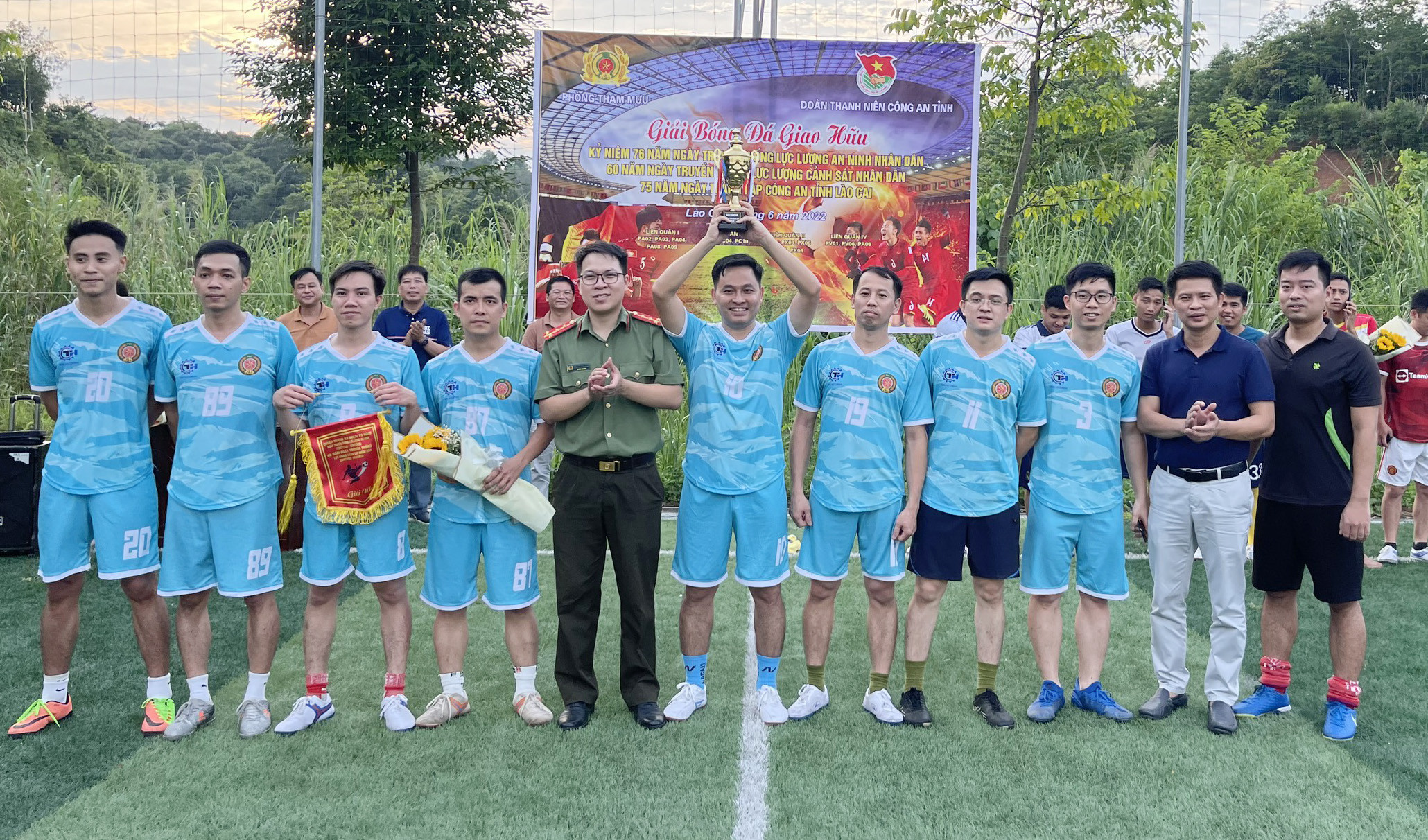 Giao hữu bóng đá chào mừng các ngày truyền thống lực lượng công an ảnh 4