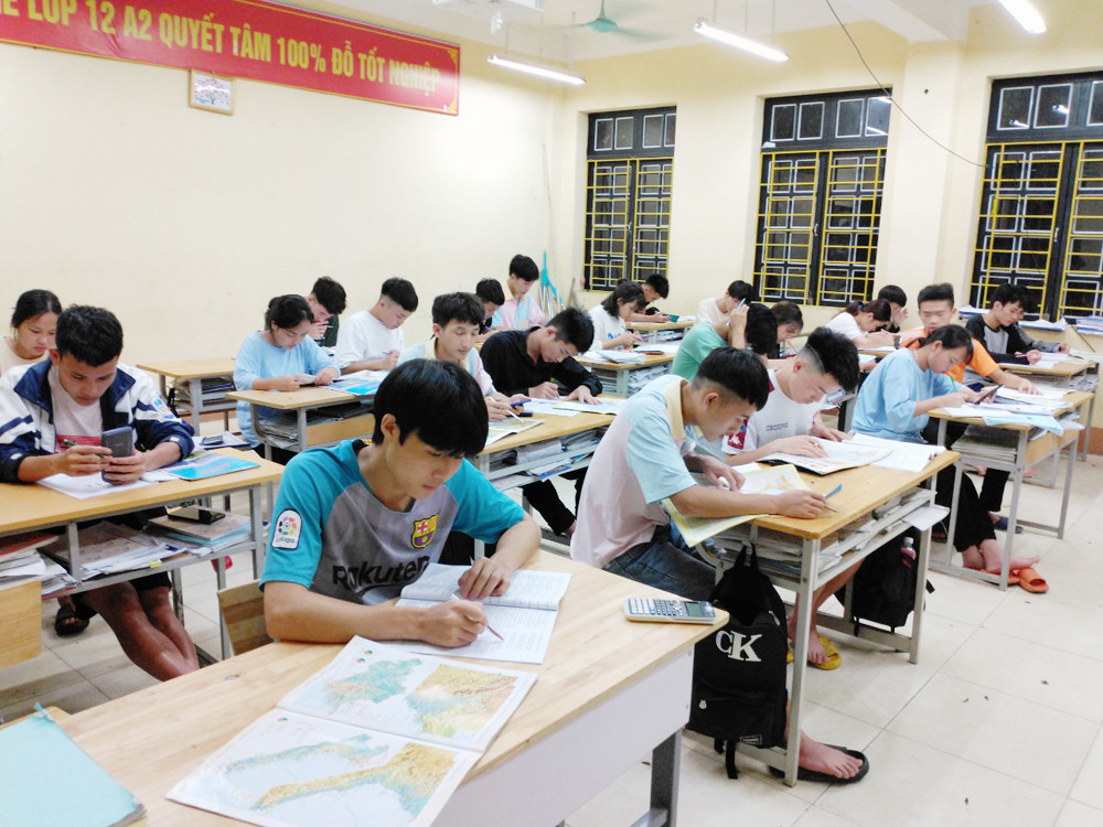 Những ngày ôn thi nước rút, các em học sinh lớp 12 dồn sức ôn tập để chuẩn bị cho kỳ thi tốt nghiệp THPT diễn ra vào ngày 7 -8/7/2022. Đây là giai đoạn thầy cô giáo giúp học sinh luyện giải các dạng đề học sinh vững vàng kiến thức và kỹ năng cần thiết. Cô giáo Trường THPT số 2 huyện Bát Xát hướng dẫn học sinh ôn thi môn Toán. Giờ ôn thi môn Lịch sử tại Trường THPT số 1 Bảo Thắng, cô và trò chống nóng bằng cách kéo rèm che và bật quạt trần. Cùng với ôn thi vào ban ngày, một số trường vùng cao tổ chức cho học sinh bán trú lên lớp ôn thi tốt nghiệp vào các buổi tối. Cô giáo Trường THCS và THPT Bát Xát lên lớp hướng dẫn học sinh ôn thi buổi tối. Tiếng Anh là môn có điểm thi thấp so với các môn, nên được các thầy cô giáo Trường THPT số 2 Mường Khương tăng cường ôn tập các dạng đề cho học sinh. Các em học sinh giúp nhau ôn bài trong giờ giải lao ngay tại sân trường. Càng gần ngày thi các sĩ tử lớp 12 càng phải thanh thủ thời gian để ôn thi nhiều hơn. Tại Trường THPT số 3 Mường Khương, các lớp đều treo biển “quyết tâm thi đỗ tốt nghiệp 100%”. Giữa những ngày hè nắng nóng, cô và trò cùng cố gắng vượt qua khó khăn để ôn thi đạt kết qua cao nhất.