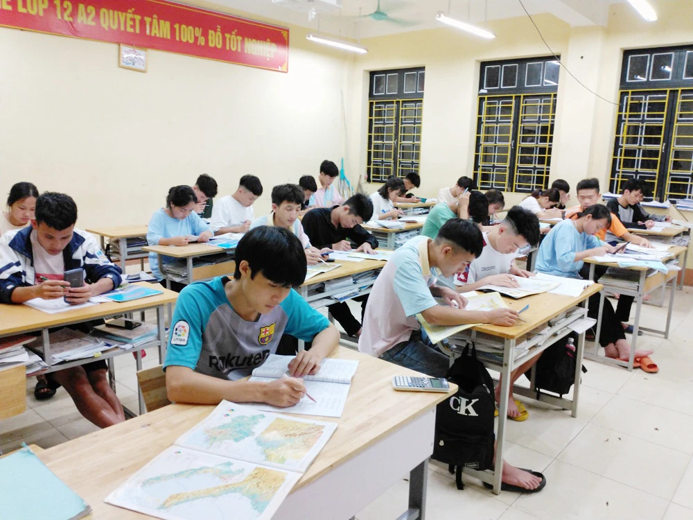 Những ngày ôn thi nước rút, các em học sinh lớp 12 dồn sức ôn tập để chuẩn bị cho kỳ thi tốt nghiệp THPT diễn ra vào ngày 7 -8/7/2022. Đây là giai đoạn thầy cô giáo giúp học sinh luyện giải các dạng đề học sinh vững vàng kiến thức và kỹ năng cần thiết. Cô giáo Trường THPT số 2 huyện Bát Xát hướng dẫn học sinh ôn thi môn Toán. Giờ ôn thi môn Lịch sử tại Trường THPT số 1 Bảo Thắng, cô và trò chống nóng bằng cách kéo rèm che và bật quạt trần. Cùng với ôn thi vào ban ngày, một số trường vùng cao tổ chức cho học sinh bán trú lên lớp ôn thi tốt nghiệp vào các buổi tối. Cô giáo Trường THCS và THPT Bát Xát lên lớp hướng dẫn học sinh ôn thi buổi tối. Tiếng Anh là môn có điểm thi thấp so với các môn, nên được các thầy cô giáo Trường THPT số 2 Mường Khương tăng cường ôn tập các dạng đề cho học sinh. Các em học sinh giúp nhau ôn bài trong giờ giải lao ngay tại sân trường. Càng gần ngày thi các sĩ tử lớp 12 càng phải thanh thủ thời gian để ôn thi nhiều hơn. Tại Trường THPT số 3 Mường Khương, các lớp đều treo biển “quyết tâm thi đỗ tốt nghiệp 100%”. Giữa những ngày hè nắng nóng, cô và trò cùng cố gắng vượt qua khó khăn để ôn thi đạt kết qua cao nhất.