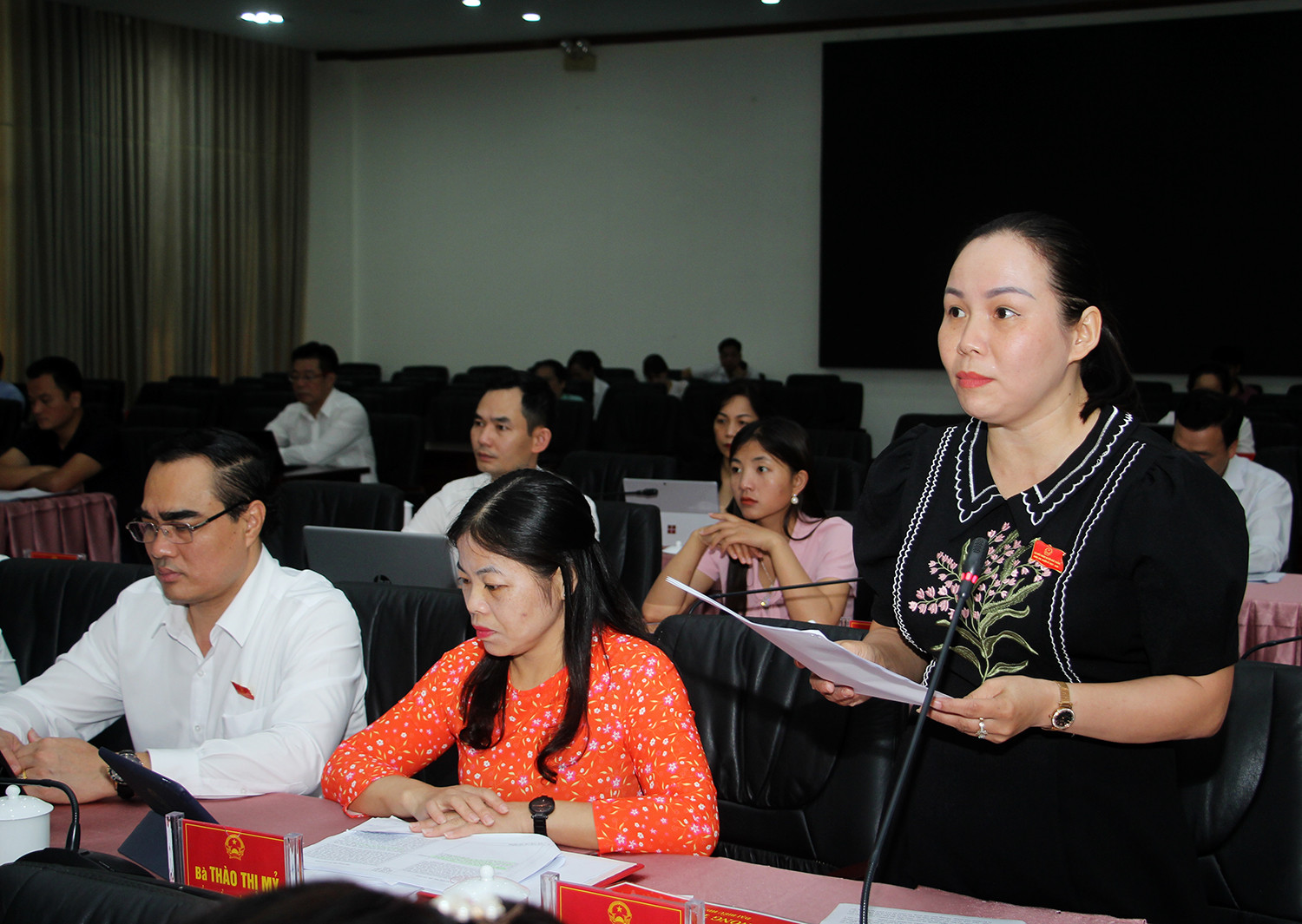 Kỳ họp thứ 6 HĐND tỉnh khóa XVI: Sôi nổi thảo luận, chất vấn, giải trình tại hội trường ảnh 2