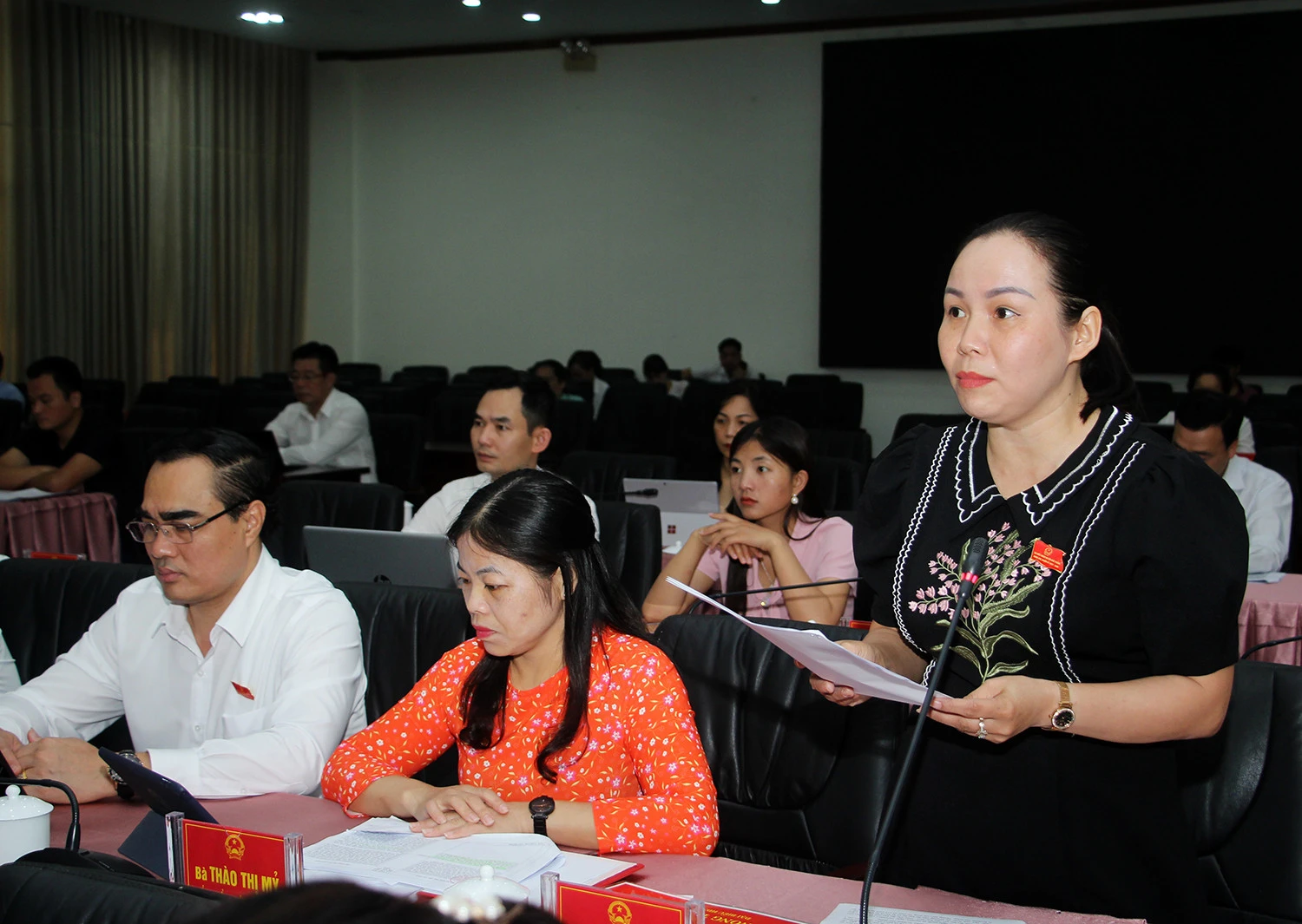 Kỳ họp thứ 6 HĐND tỉnh khóa XVI: Sôi nổi thảo luận, chất vấn, giải trình tại hội trường ảnh 2