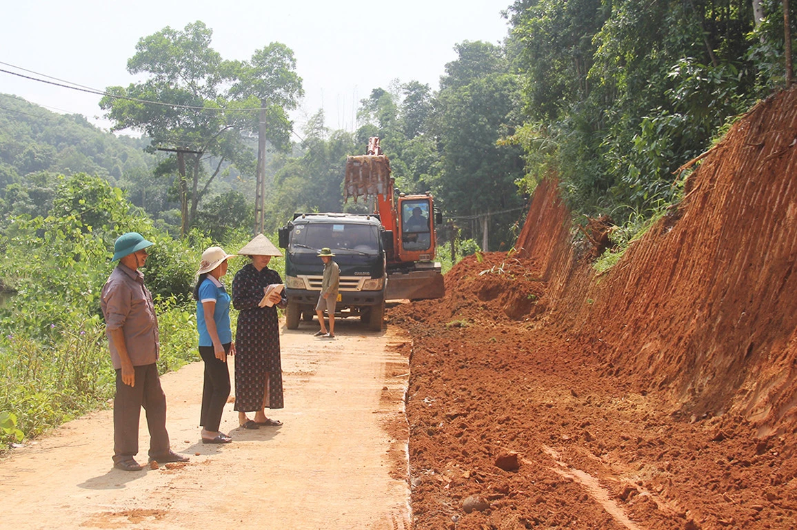 Đường giao thông nông thôn được mở rộng từ sự đóng góp của người dân.