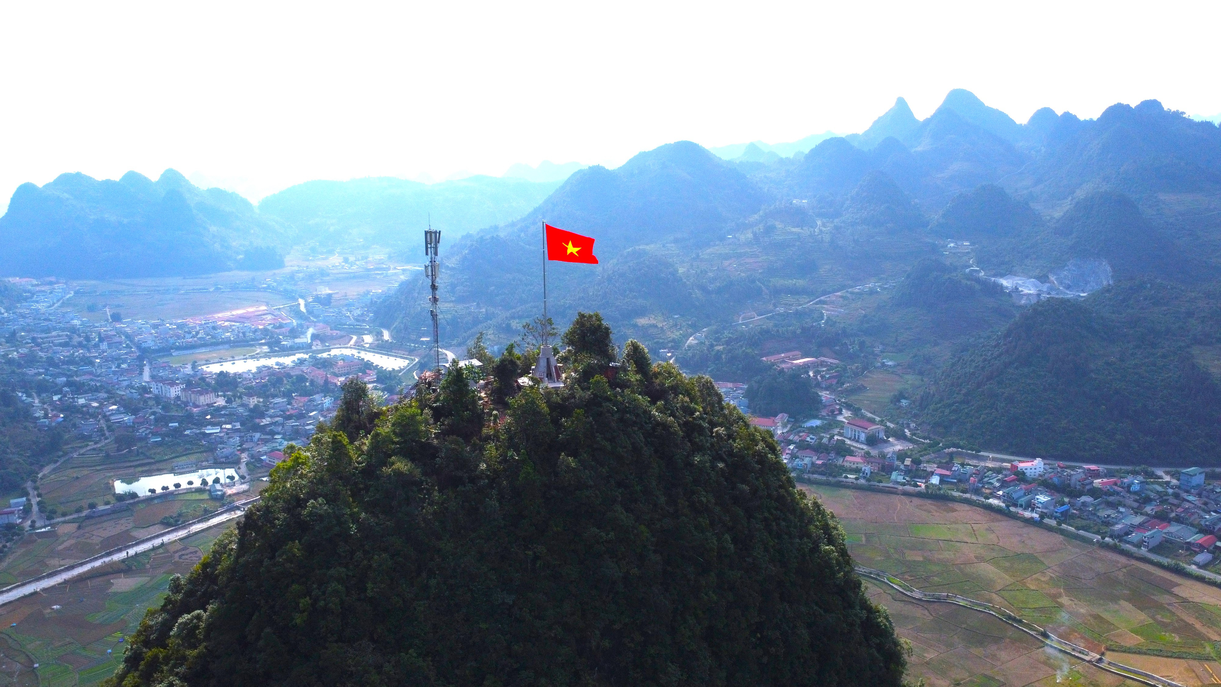 Công trình Cột cờ trên đỉnh núi Cô Tiên.