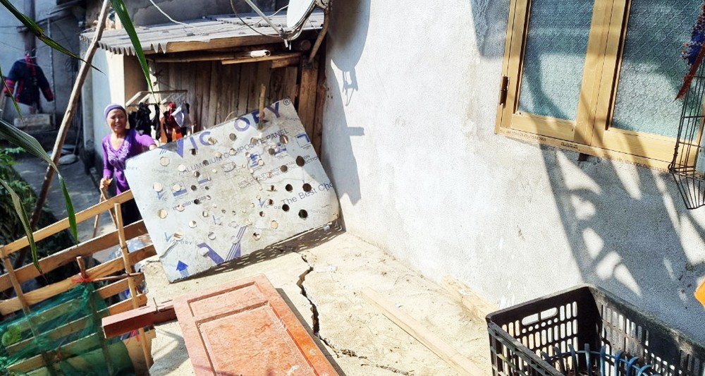 Căn nhà giáp với sông Chảy của một hộ dân thuộc tổ 2A, thị trấn Phố Ràng bị lún, nứt sau khi Nhà máy Thủy điện Phúc Long dâng nước để phát điện.