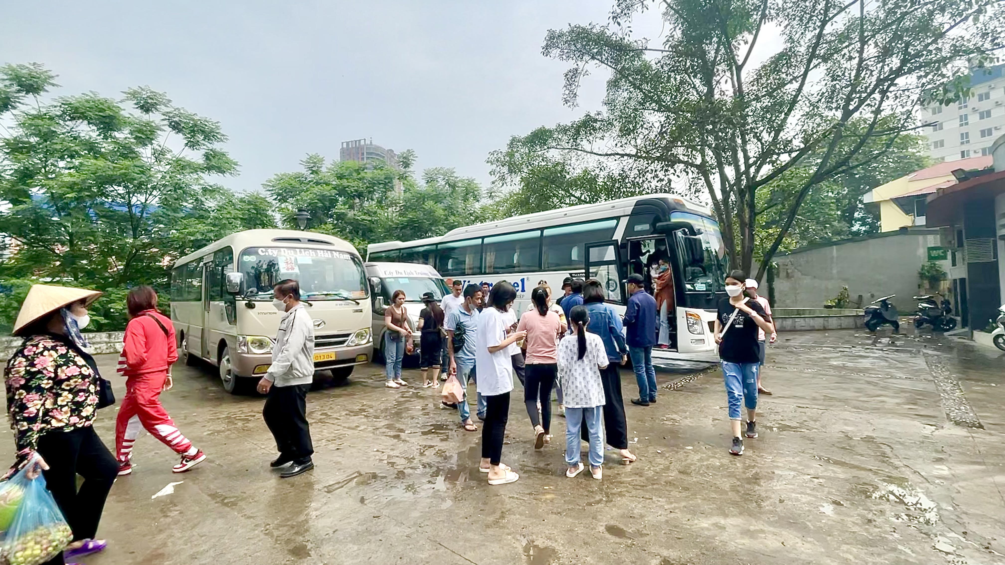 Khu vực đỗ xe gần đền Mẫu luôn chật kín chỗ của các xe trong và ngoài tỉnh.