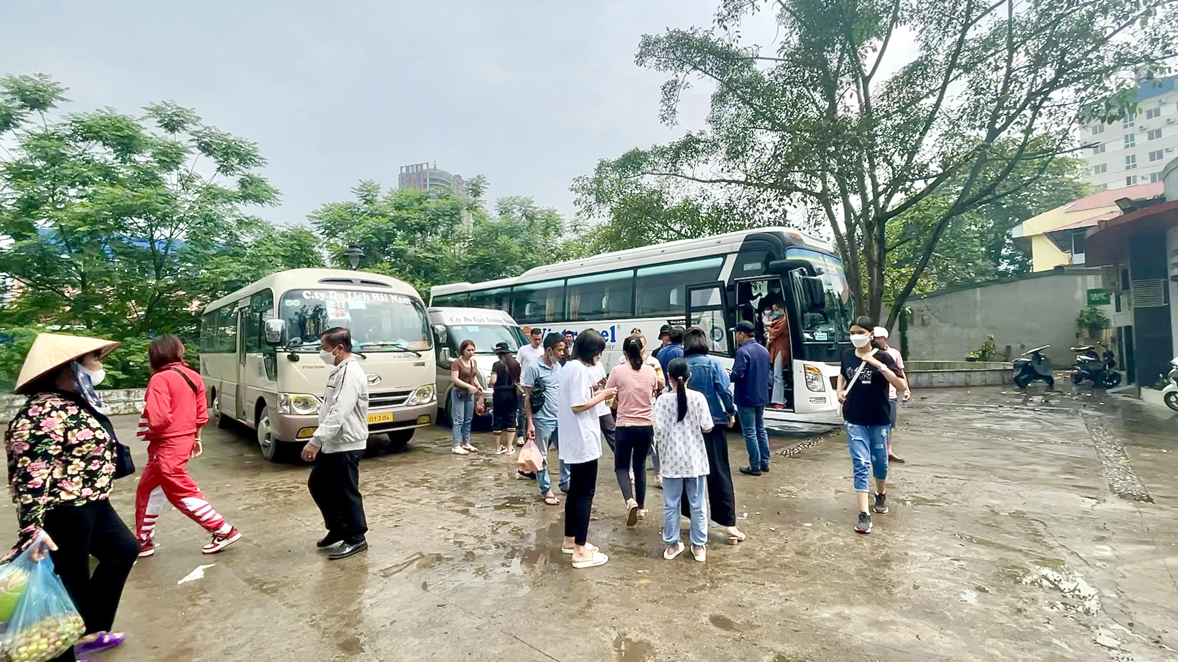 Khu vực đỗ xe gần đền Mẫu luôn chật kín chỗ của các xe trong và ngoài tỉnh.