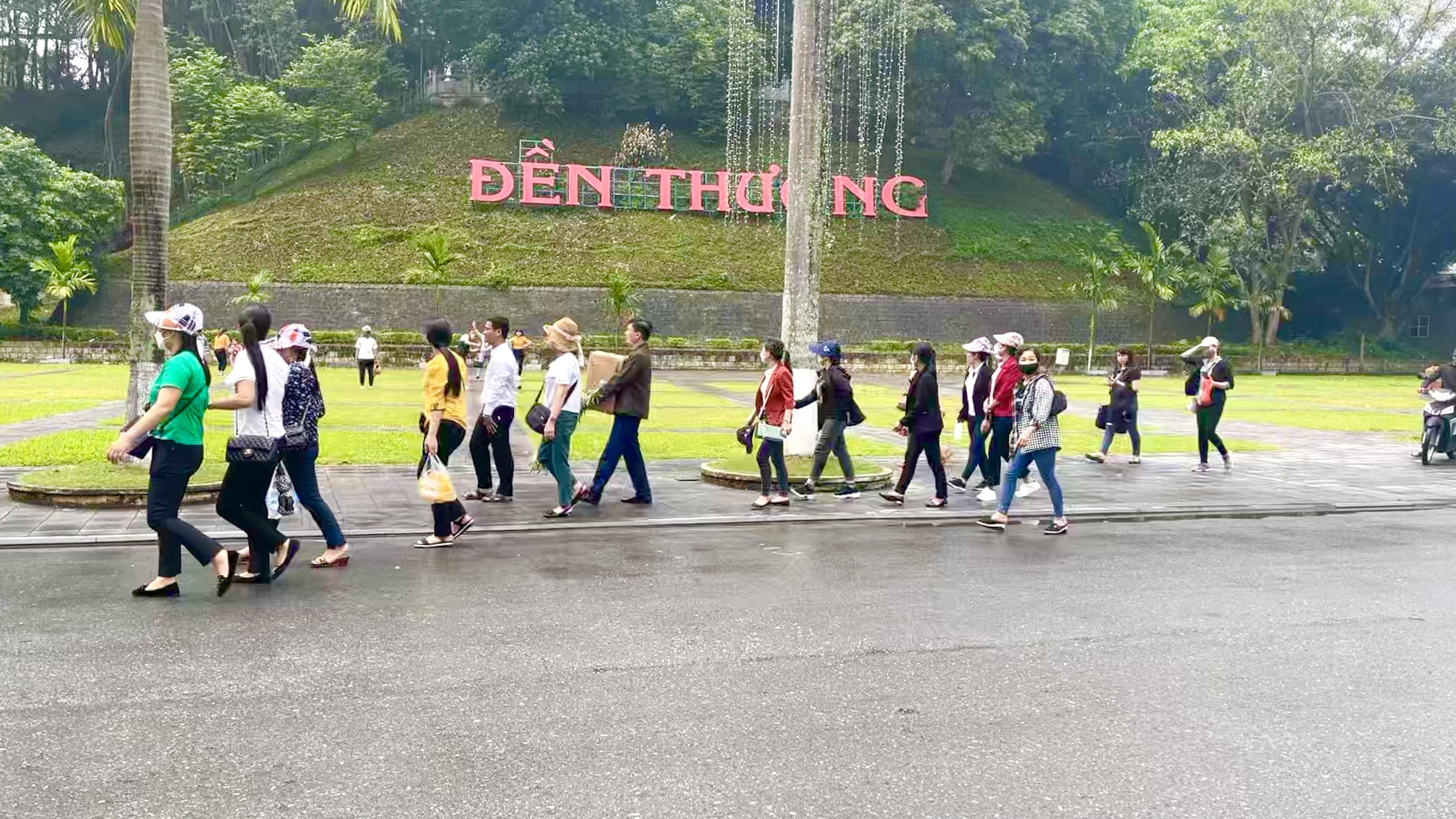 Mặc dù trời mưa nhưng vẫn có nhiều đoàn khách tới thăm đền Thượng.