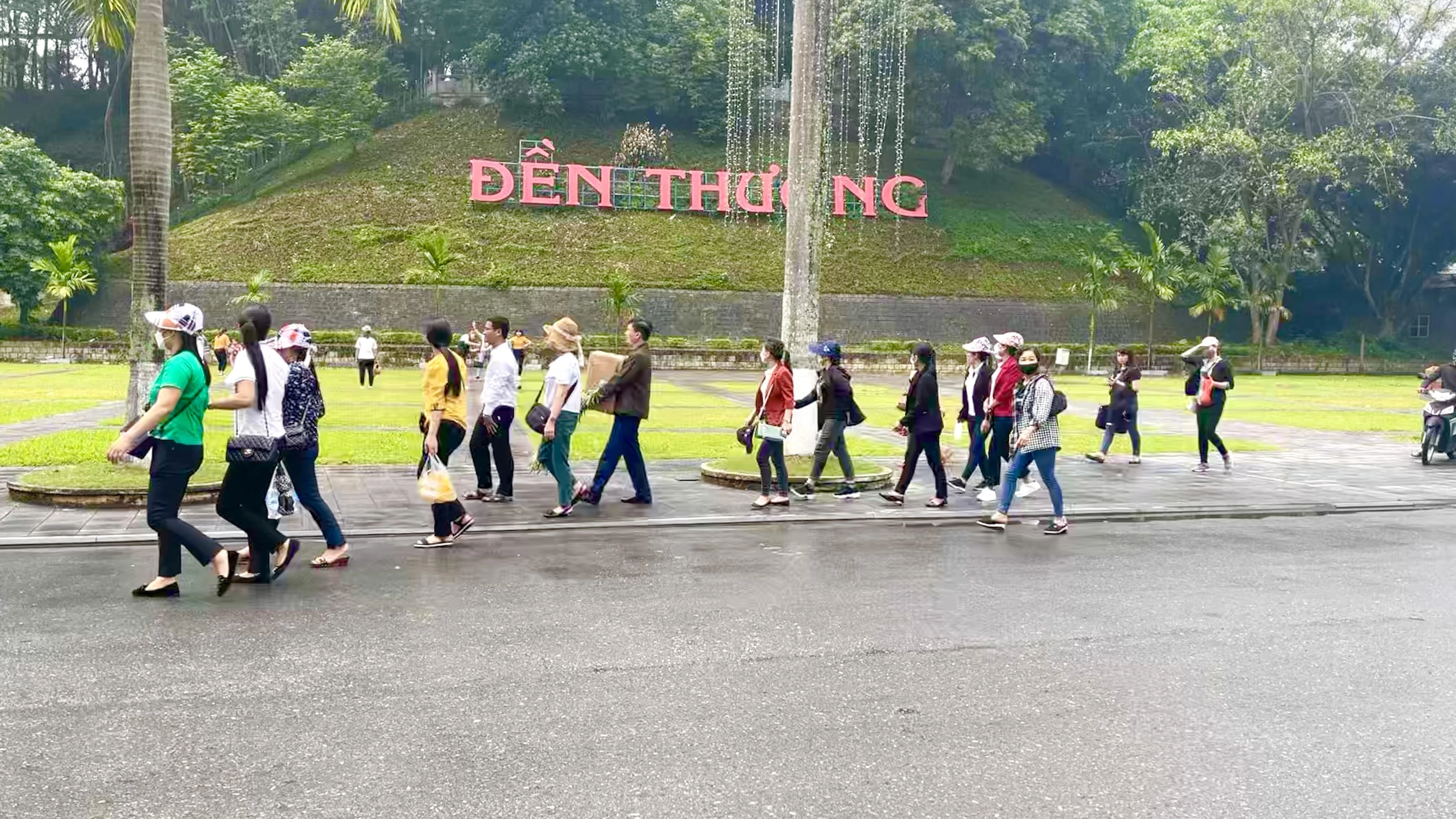 Mặc dù trời mưa nhưng vẫn có nhiều đoàn khách tới thăm đền Thượng.