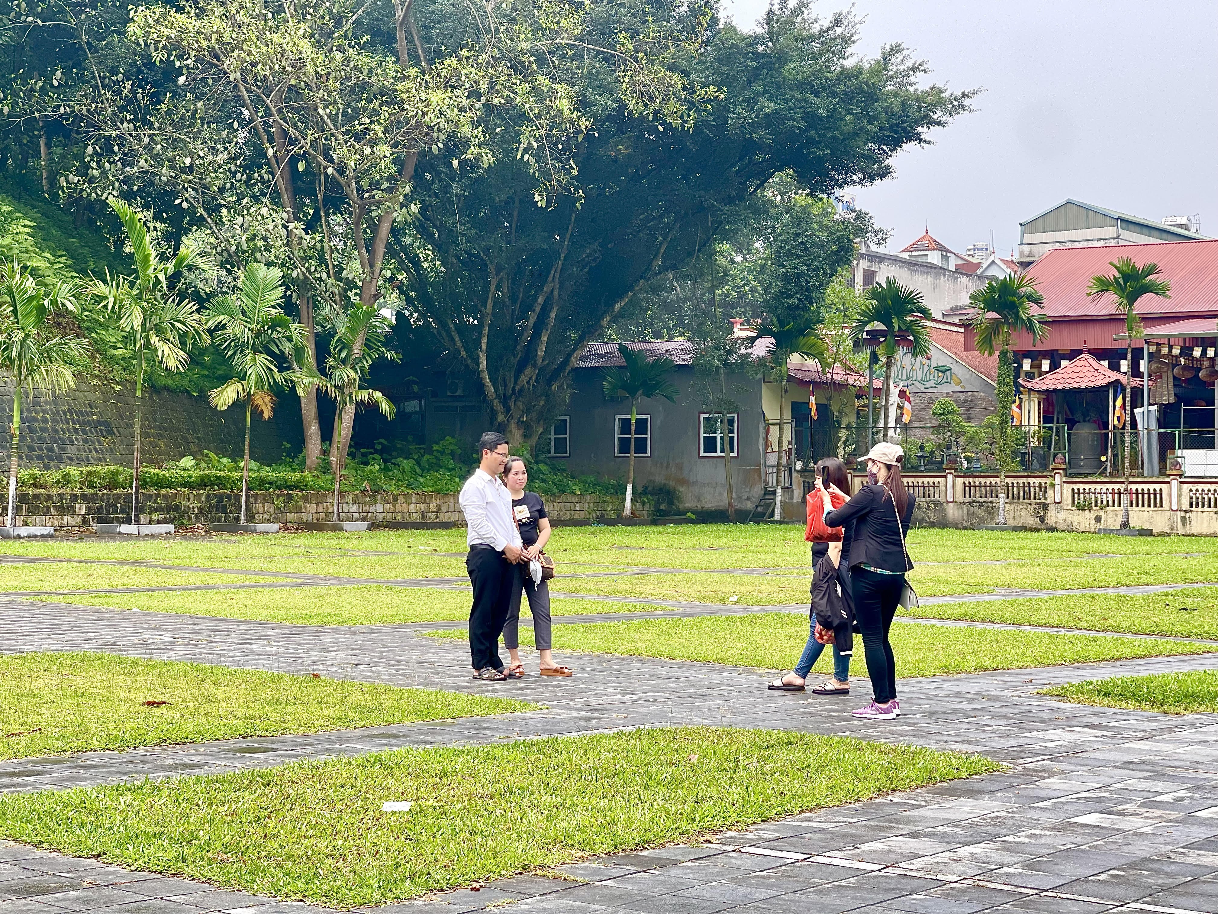 Khách du lịch chụp ảnh lưu niệm tại khu vực đền Thượng.