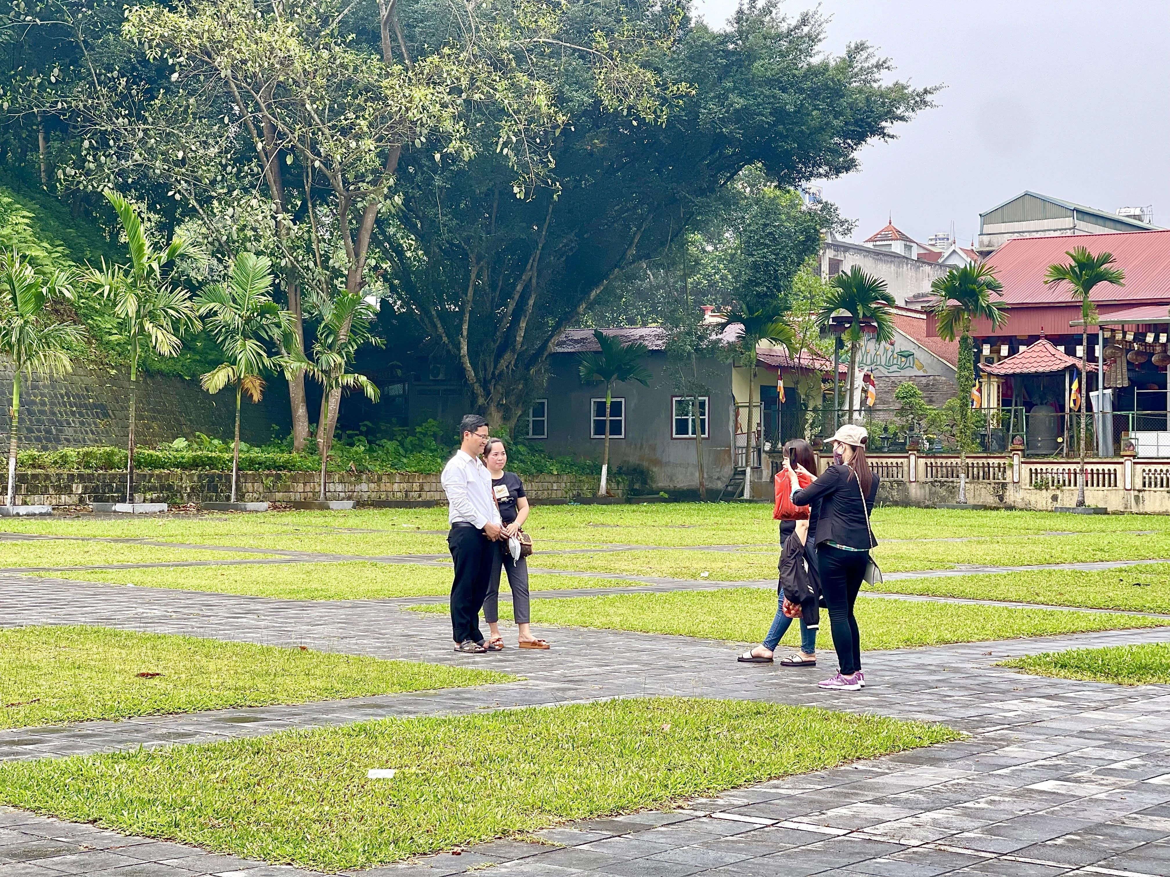 Khách du lịch chụp ảnh lưu niệm tại khu vực đền Thượng.