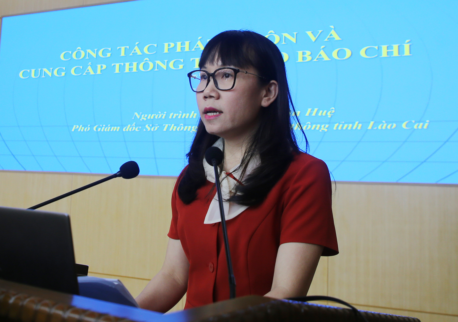 Đồng chí Trần Xuân Huệ truyền đạt chuyên đề về truyền thông.