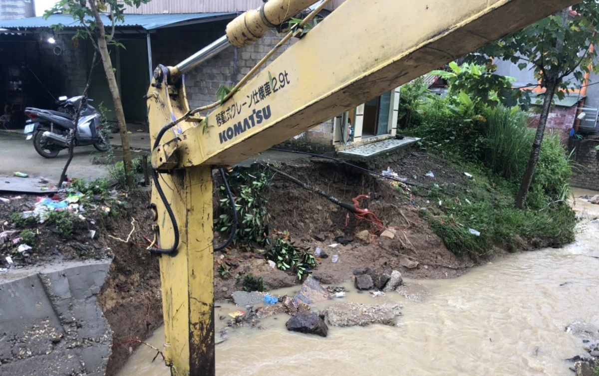 20 hộ dân ở tổ dân phố số 5, thị trấn Khánh Yên bị ngập nước và sạt lở.