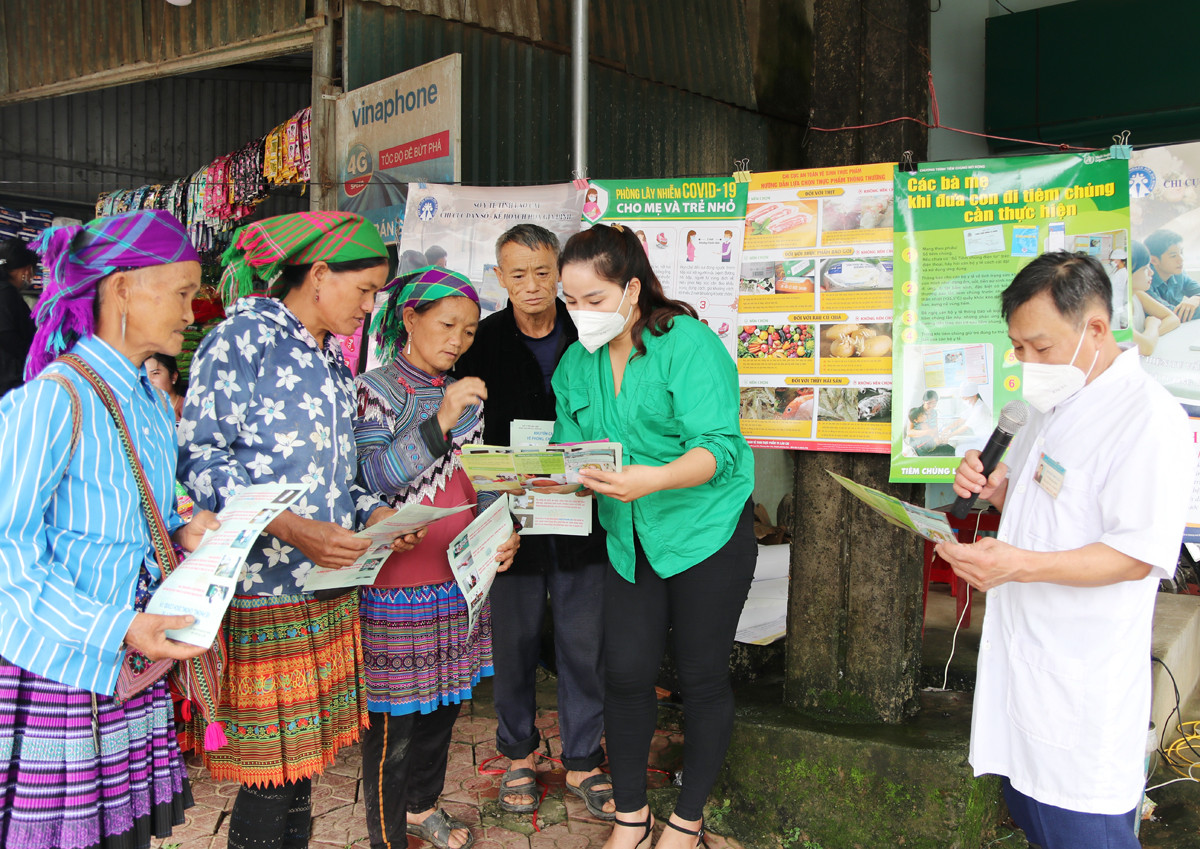Cán bộ y tế tuyên truyền về phòng, chống tác hại của thuốc lá cho người dân vùng cao.