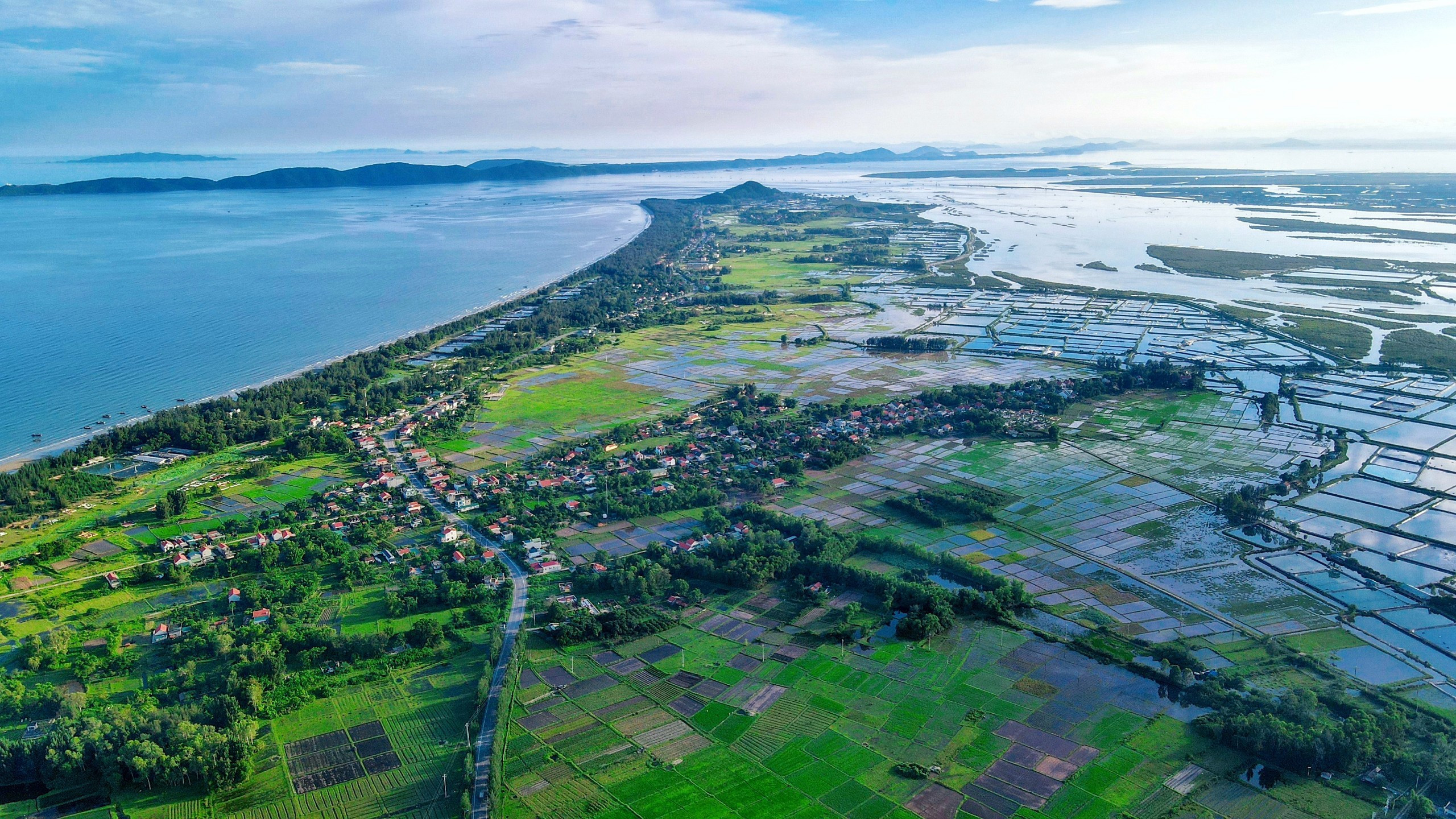 Một ngày làm ngư dân ở biển xanh Móng Cái: Săn hải sản ăn liền, đạp xe giữa hàng dương ảnh 2 Một ngày làm ngư dân ở biển xanh Móng Cái: Săn hải sản ăn liền, đạp xe giữa hàng dương ảnh 2