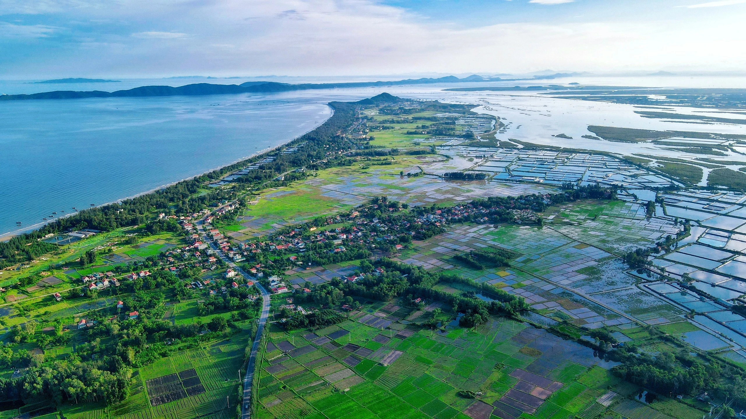 Một ngày làm ngư dân ở biển xanh Móng Cái: Săn hải sản ăn liền, đạp xe giữa hàng dương ảnh 2