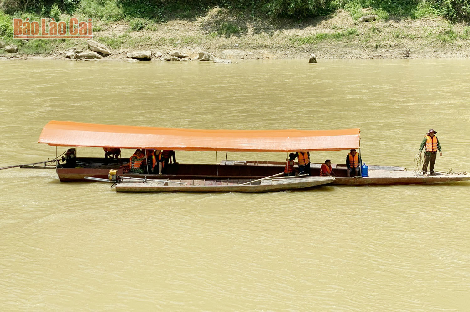 Tìm thấy 3 thi thể nạn nhân còn lại trong vụ lật thuyền tại Bản Mế ảnh 4 Tìm thấy 3 thi thể nạn nhân còn lại trong vụ lật thuyền tại Bản Mế ảnh 4