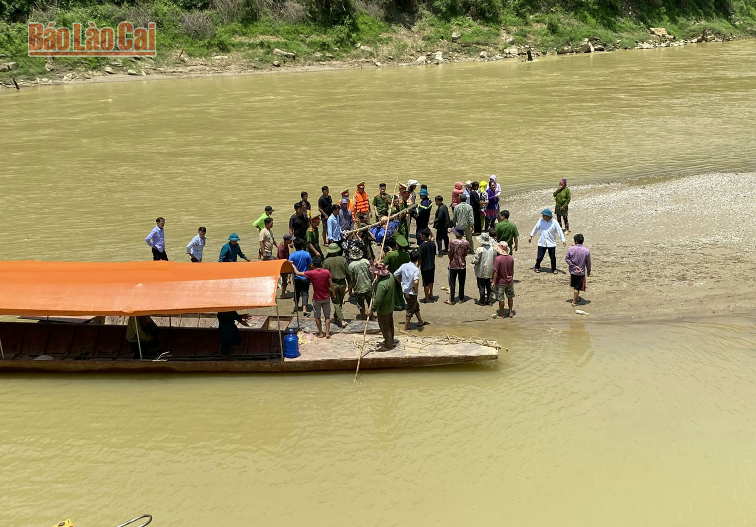 Tìm thấy 3 thi thể nạn nhân còn lại trong vụ lật thuyền tại Bản Mế ảnh 1 Tìm thấy 3 thi thể nạn nhân còn lại trong vụ lật thuyền tại Bản Mế ảnh 1