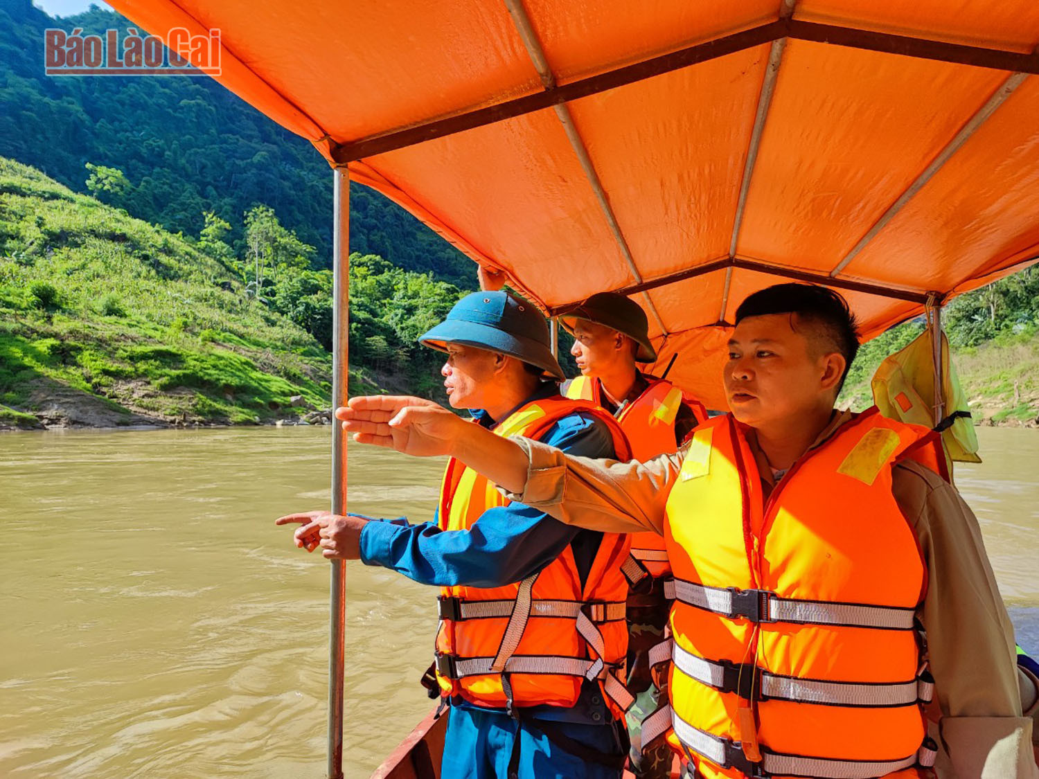 Tìm thấy 3 thi thể nạn nhân còn lại trong vụ lật thuyền tại Bản Mế ảnh 3 Tìm thấy 3 thi thể nạn nhân còn lại trong vụ lật thuyền tại Bản Mế ảnh 3