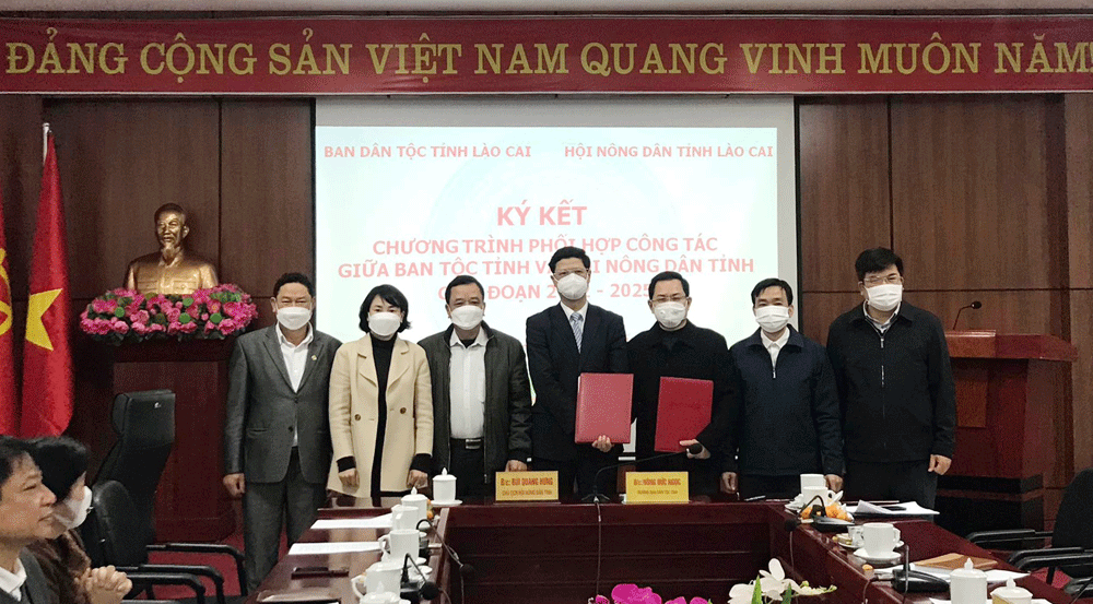 Ban Dân tộc ký kết chương trình hợp tác với Ủy ban MTTQ Việt Nam, Hội Nông dân tỉnh ảnh 2