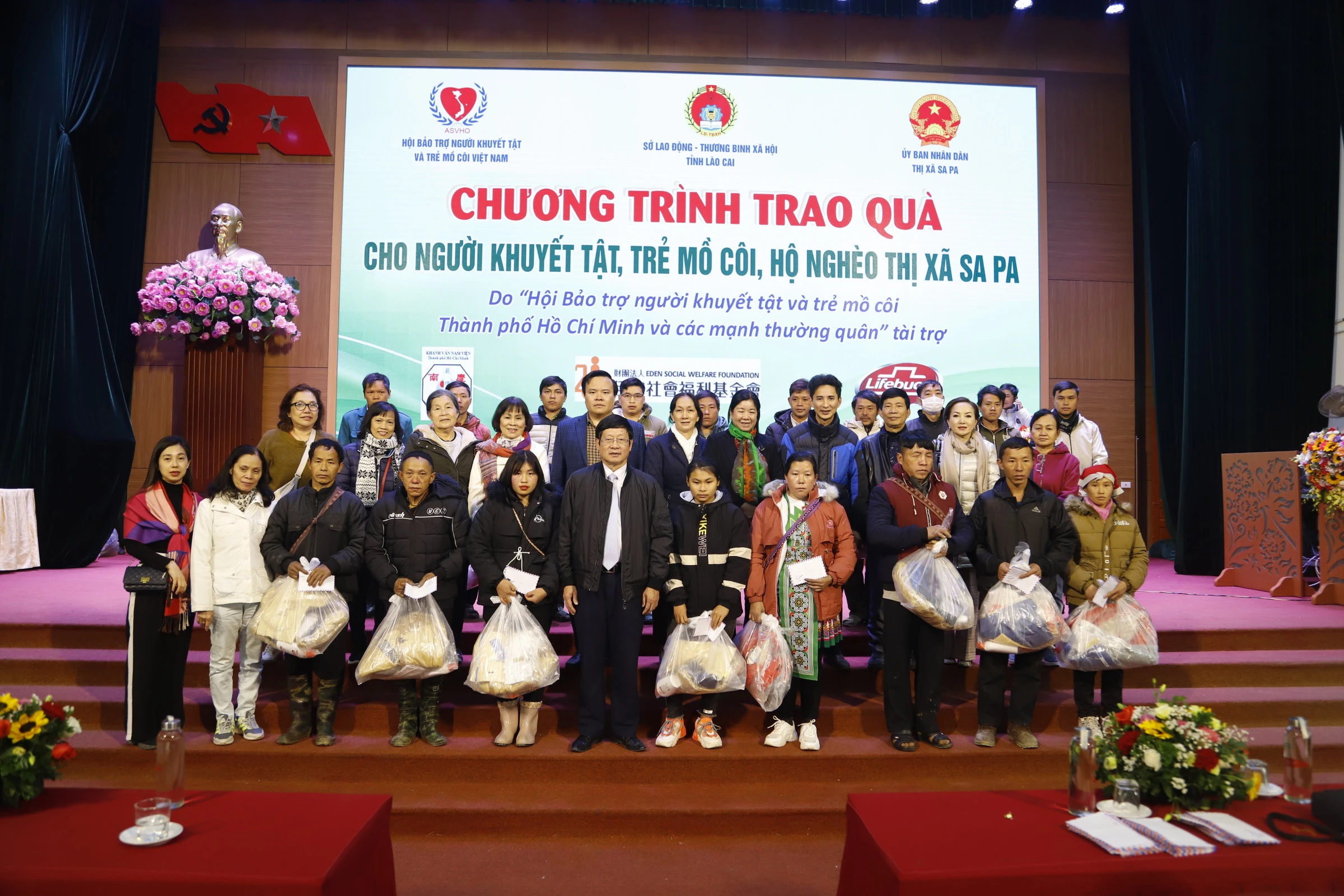 Tặng quà cho người khuyết tật, trẻ em mồ côi trên địa bàn thị xã Sa Pa ảnh 1