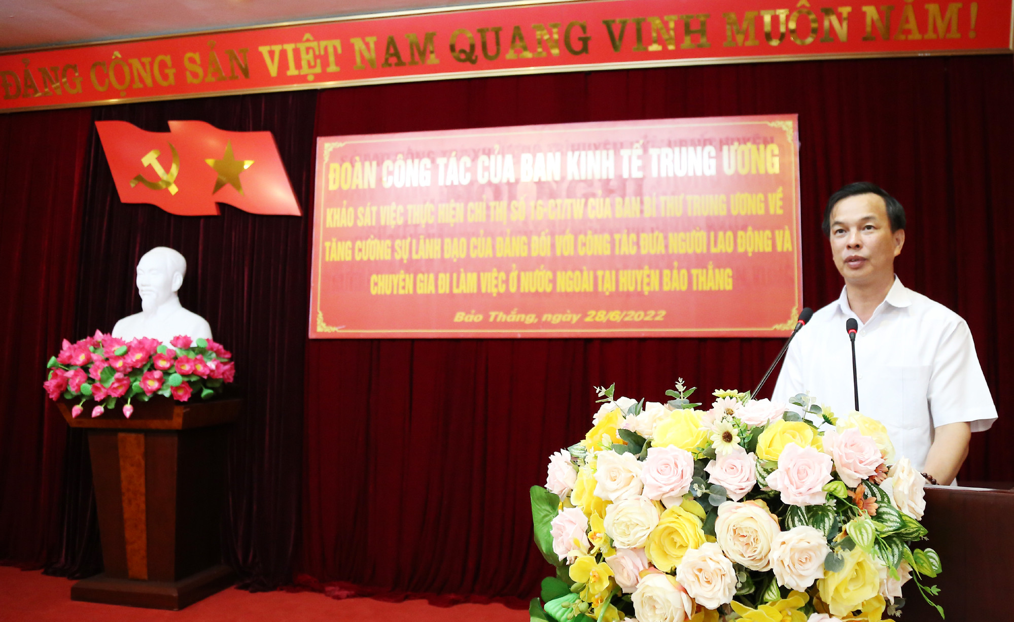 Phó Bí thư Thường trực Huyện ủy Bảo Thắng Nguyễn Quang Úy báo cáo tình hình đưa người lao động đi làm việc ở nước ngoài của huyện.