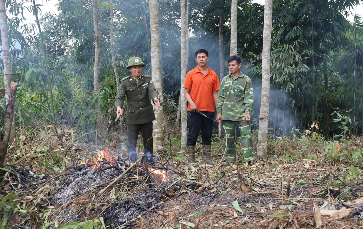 Cán bộ kiểm lâm huyện Bảo Yên hướng dẫn người dân sử dụng lửa an toàn khi đốt nương. Cán bộ kiểm lâm huyện Bảo Yên hướng dẫn người dân sử dụng lửa an toàn khi đốt nương.