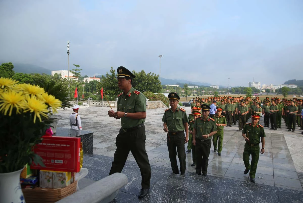 Đoàn đại biểu tham gia Hội thi Điều lệnh, bắn súng, võ thuật Công an nhân dân năm 2022 khu vực phía Bắc dâng hương các anh hùng liệt sỹ tỉnh Lào Cai ảnh 3