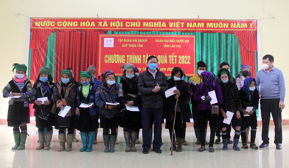 Trao 500 suất quà cho hộ nghèo, gia đình chính sách của huyện Bát Xát ảnh 5