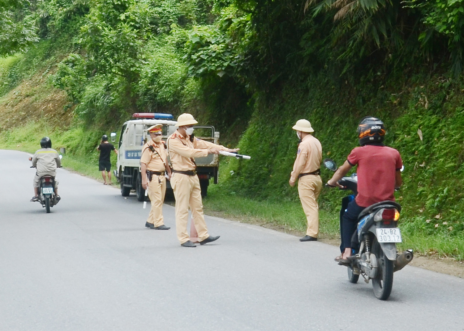 Cảnh sát giao thông Công an huyện Bát Xát tuần tra, kiểm soát trên tuyến đường trung tâm huyện.