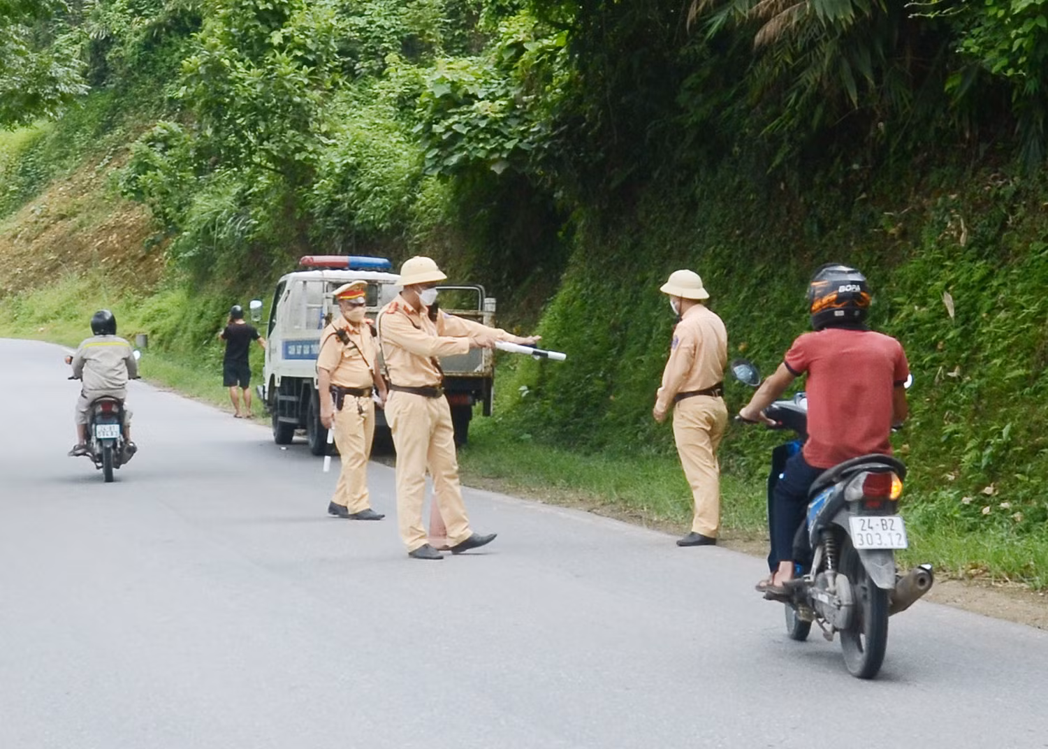 Cảnh sát giao thông Công an huyện Bát Xát tuần tra, kiểm soát trên tuyến đường trung tâm huyện.