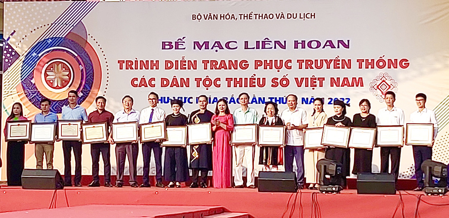 Các đoàn nhận Bằng khen của Bộ trưởng Bộ Văn hóa - Thể thao và Du lịch. Các đoàn nhận Bằng khen của Bộ trưởng Bộ Văn hóa - Thể thao và Du lịch.