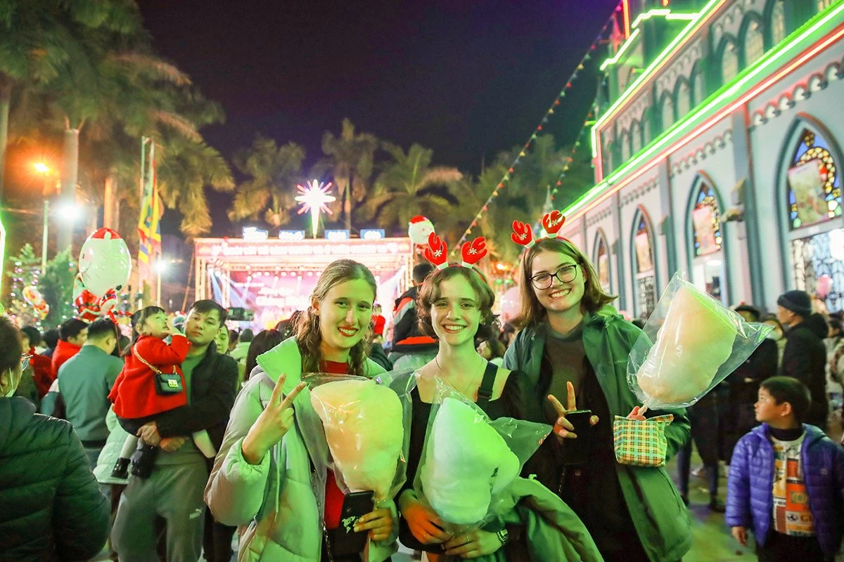 Lào Cai: Người dân nô nức đón Giáng sinh ảnh 4