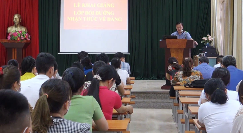 Huyện ủy Bảo Thắng mở lớp bồi dưỡng nhận thức về Đảng cho đội ngũ cán bộ, công chức cấp xã.