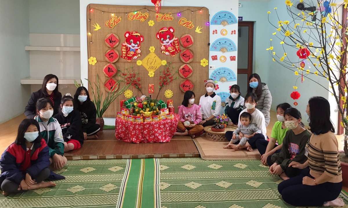 Các em nhỏ ở Trung tâm Công tác xã hội tỉnh thi trang trí nhà, bày mâm ngũ quả và thực hành gói bánh chưng. Các em nhỏ ở Trung tâm Công tác xã hội tỉnh thi trang trí nhà, bày mâm ngũ quả và thực hành gói bánh chưng.