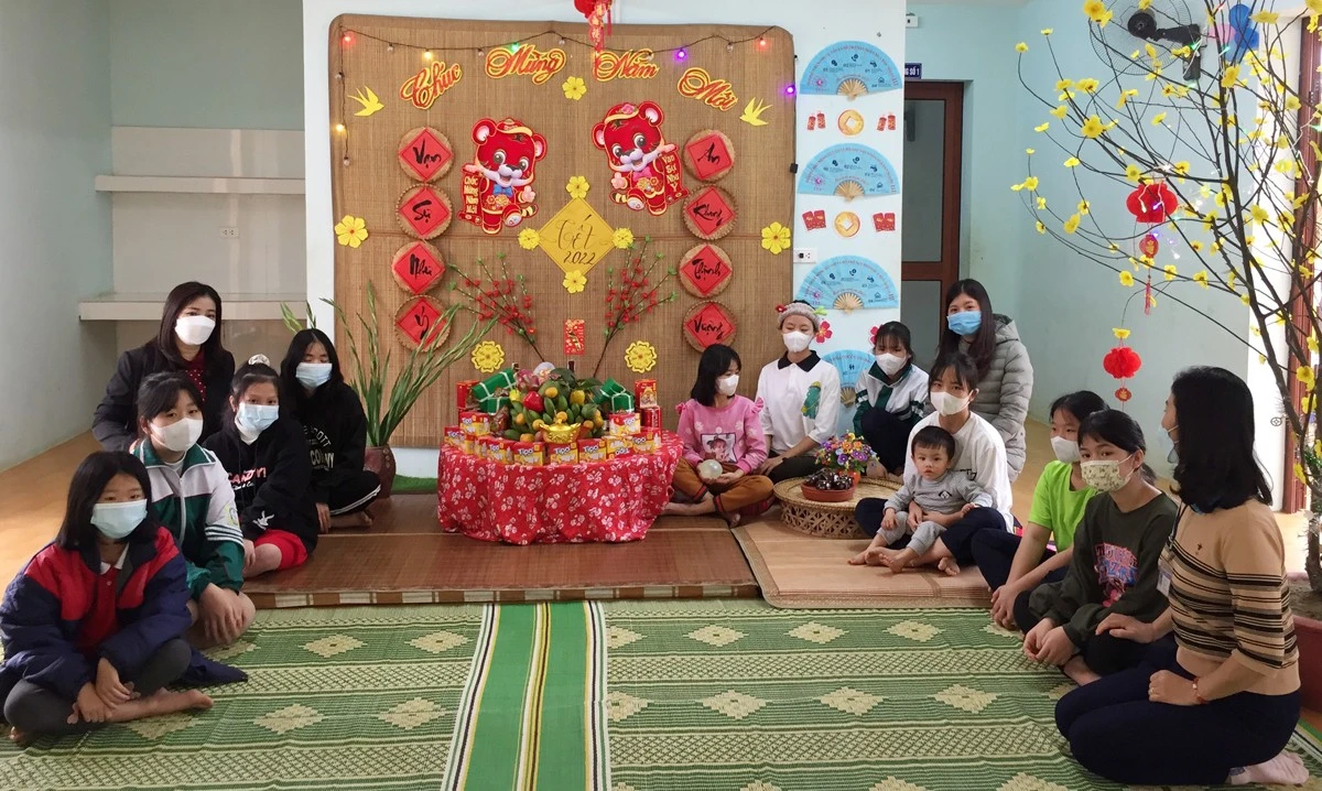 Các em nhỏ ở Trung tâm Công tác xã hội tỉnh thi trang trí nhà, bày mâm ngũ quả và thực hành gói bánh chưng.