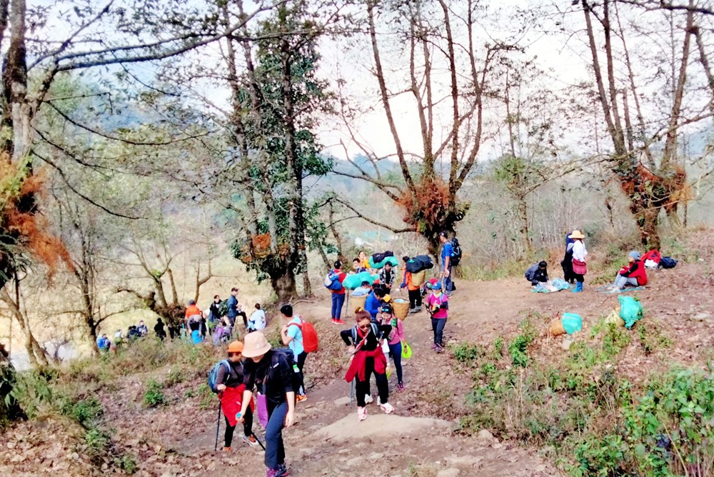 Du khách trên đường chinh phục đỉnh Lảo Thẩn, xã Y Tý.