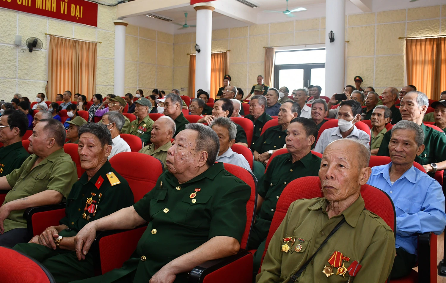 Gặp mặt cán bộ, chiến sĩ, thân nhân các gia đình liệt sĩ Tiểu đoàn Hoàng Liên Sơn 2 tham gia chiến đấu tại tỉnh Bình Dương ảnh 2 Gặp mặt cán bộ, chiến sĩ, thân nhân các gia đình liệt sĩ Tiểu đoàn Hoàng Liên Sơn 2 tham gia chiến đấu tại tỉnh Bình Dương ảnh 2