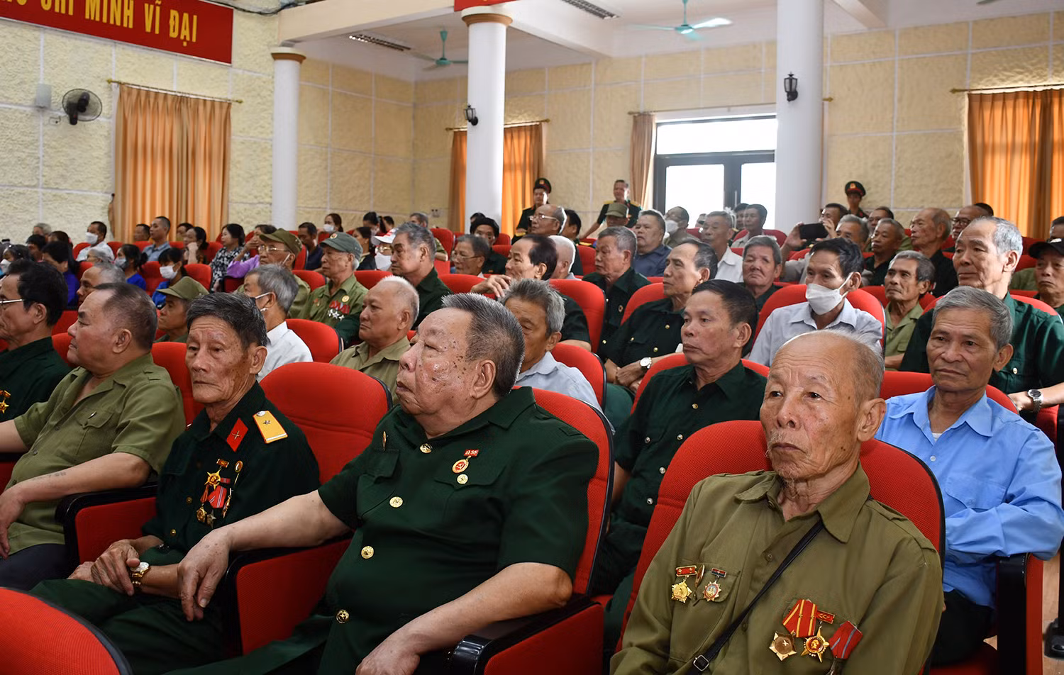 Gặp mặt cán bộ, chiến sĩ, thân nhân các gia đình liệt sĩ Tiểu đoàn Hoàng Liên Sơn 2 tham gia chiến đấu tại tỉnh Bình Dương ảnh 2