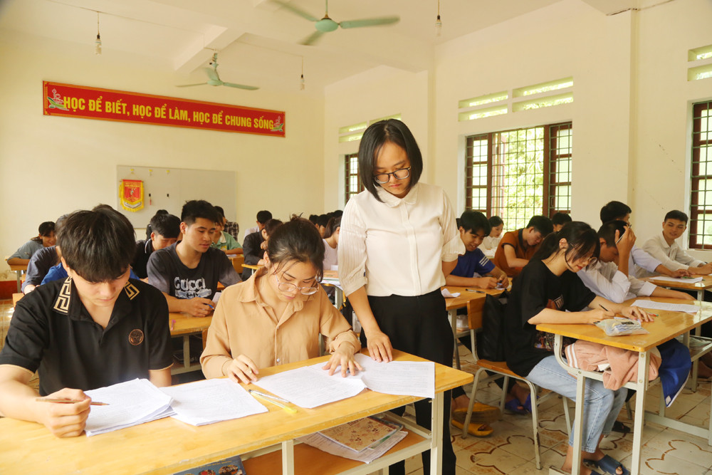 Những ngày ôn thi nước rút, các em học sinh lớp 12 dồn sức ôn tập để chuẩn bị cho kỳ thi tốt nghiệp THPT diễn ra vào ngày 7 -8/7/2022. Đây là giai đoạn thầy cô giáo giúp học sinh luyện giải các dạng đề học sinh vững vàng kiến thức và kỹ năng cần thiết. Cô giáo Trường THPT số 2 huyện Bát Xát hướng dẫn học sinh ôn thi môn Toán. Giờ ôn thi môn Lịch sử tại Trường THPT số 1 Bảo Thắng, cô và trò chống nóng bằng cách kéo rèm che và bật quạt trần. Cùng với ôn thi vào ban ngày, một số trường vùng cao tổ chức cho học sinh bán trú lên lớp ôn thi tốt nghiệp vào các buổi tối. Cô giáo Trường THCS và THPT Bát Xát lên lớp hướng dẫn học sinh ôn thi buổi tối. Tiếng Anh là môn có điểm thi thấp so với các môn, nên được các thầy cô giáo Trường THPT số 2 Mường Khương tăng cường ôn tập các dạng đề cho học sinh. Các em học sinh giúp nhau ôn bài trong giờ giải lao ngay tại sân trường. Càng gần ngày thi các sĩ tử lớp 12 càng phải thanh thủ thời gian để ôn thi nhiều hơn. Tại Trường THPT số 3 Mường Khương, các lớp đều treo biển “quyết tâm thi đỗ tốt nghiệp 100%”. Giữa những ngày hè nắng nóng, cô và trò cùng cố gắng vượt qua khó khăn để ôn thi đạt kết qua cao nhất.